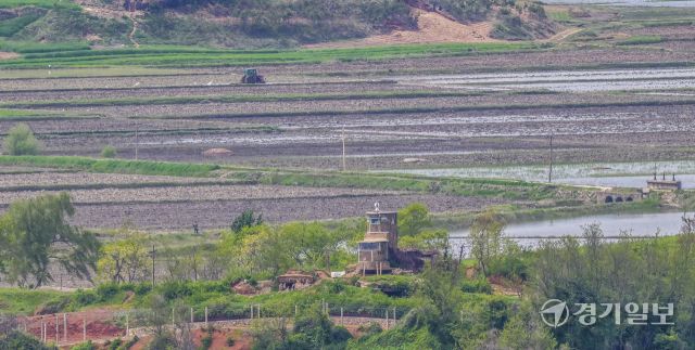 북한이 연일 신무기를 과시하고 북·중·러 3각 공조 강화를 꾀하는 등 도발을 이어가고 있는 가운데 6일 파주시 오두산통일전망대에서 바라본 북한 황해북도 개풍군 초소 너머로 주민들이 밭을 일구고 있다. 윤원규기자