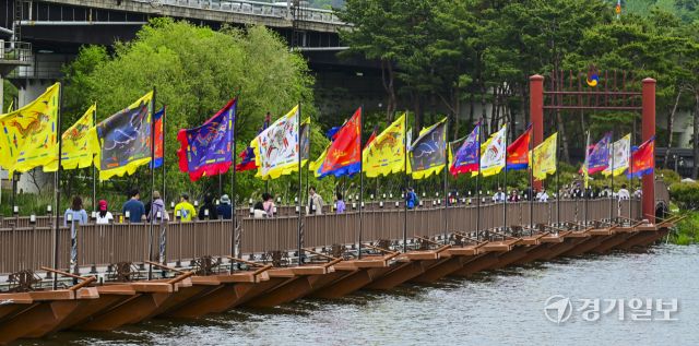 황금연휴 마지막날, 두물머리에서 휴일을 즐기는 관광객들 [포토뉴스]