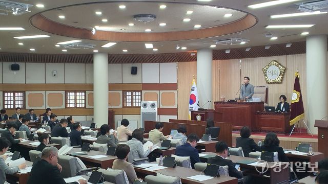 지난달 28일부터 이달 2일까지 5일간의 일정으로 열린 제295회 고양시의회 임시회 첫날 본회의에서 김운남 의장이 개회사를 하고 있다. 신진욱기자