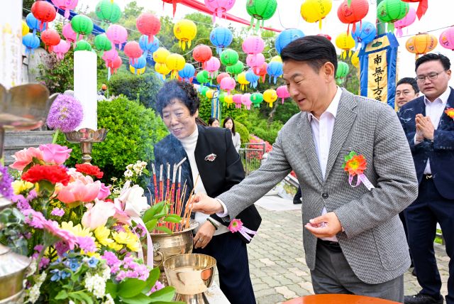 김동근 시장이 5일 불기 2569년 부처님오신날을 기념해 관내 사찰인 관음사를 방문하고 있다. 의정부시 제공