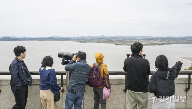 북한이 연일 신무기를 과시하고 북·중·러 3각 공조 강화를 꾀하는 등 도발을 이어가고 있는 가운데 6일 파주시 오두산통일전망대에서 시민들이 북한을 바라보고 있다. 윤원규기자