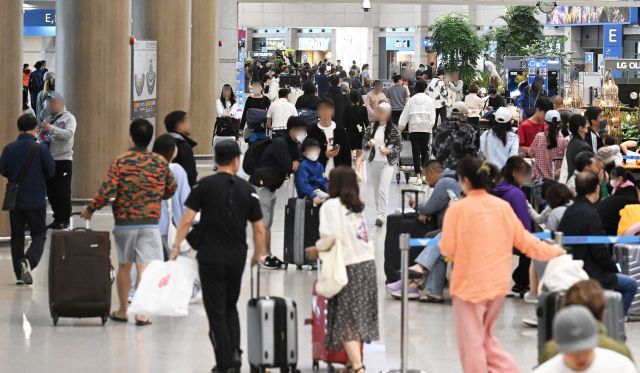 인천 중구 영종도 인천공항 제1여객터미널 입국장이 여행객들로 북적이고 있다. 경기일보DB