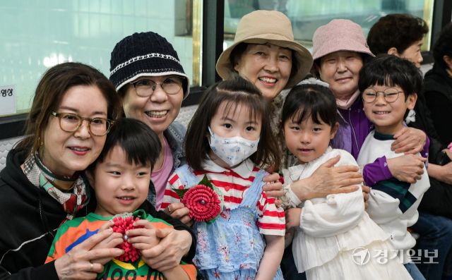 어버이날을 하루 앞둔 7일 오전 수원특례시 팔달노인복지관에서 어르신들이 아이들로부터 카네이션 선물을 받으며 환한 미소를 짓고 있다. 윤원규기자