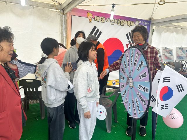 지난 3일 제39회 이천도자기축제 축제현장에서 경기동부보훈지청이 운영한 홍보부스가 시민들의 호응을 얻고 있다. 경기동부보훈지청 제공