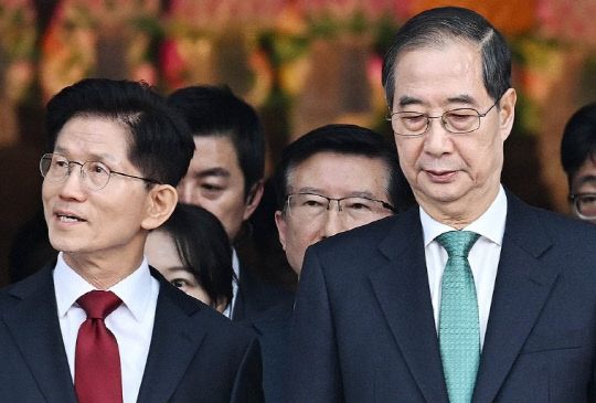 국민의힘 김문수 대선 후보(왼)와 한덕수 전 국무총리(오). 연합뉴스