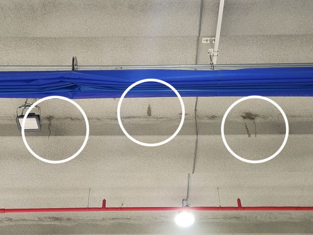 최근 인천 부평구 부평남부체육센터 지하 탁구장 천장에서 물이 새고 있다. 황남건기자