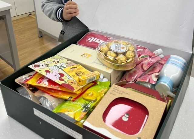 지난해 5월 아이들에게 제공된 간편식과 과자, 음료 등 간식 모습. 월드비전 경기남부사업본부 제공