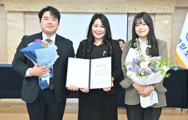 경기일보 독자권익위원회가 선정하는 ‘이달의 기자상’에 사회부 한준호(왼쪽)기자, 박소민 기자(오른쪽)가 수상의 영예를 안았다. 배미남 위원(가운데)과 기자들이 기념촬영을 하고 있다. 홍기웅 기자