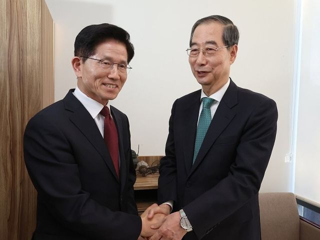 국민의힘 김문수 대선후보(왼쪽)와 무소속 한덕수 대선 예비후보가 7일 서울 종로구의 한 식당에서 후보 단일화 관련 회동을 하기 전 악수하고 있다. 연합뉴스