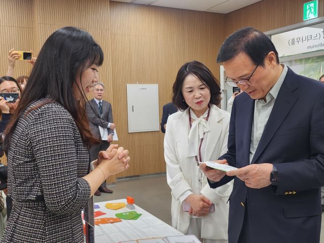 임태희 경기도교육감이 수원교육지원청이 개발한 상담도구 ‘행복발견여행’을 직접 경험해 보고 있다. 박화선기자