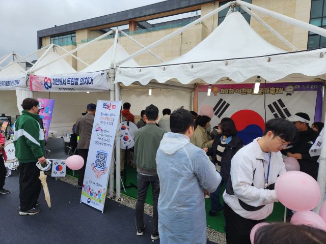 지난 3일 제39회 이천도자기축제 축제현장에서 경기동부보훈지청이 운영한 홍보부스가 시민들의 호응을 얻고 있다. 경기동부보훈지청 제공