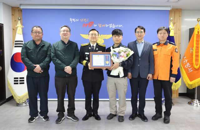 의정부소방서가 사패산터널 차량화재를 진압한 시민에게 표창을 수여하고 있다. 의정부소방서 제공