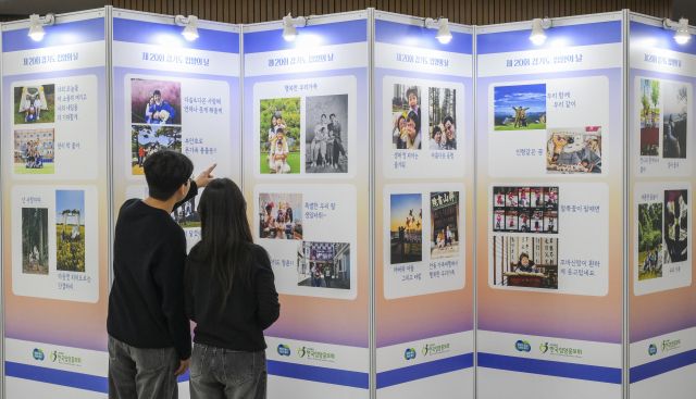 ‘제20회 경기도 입양의 날(4월11일)을 앞두고 7일 오후 경기도청 로비에서 열린 기념행사에서 시민들이 입양 가정 사진전을 관람하고 있다. 경기도는 입양문화 확산을 위해 오는 11일까지 도청과 수원, 용인 등에서 다양한 행사를 개최한다. 윤원규기자