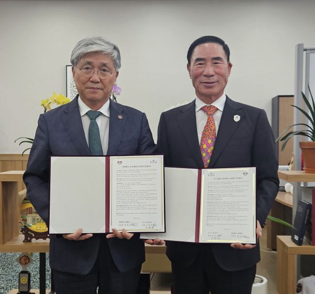 7일 열린 직장운동경기부 대상 석사과정 계약학과 업무협약 후 이원성 경기도체육회장(오른쪽)과 홍충선 경희대 학무부총장이 기념촬영을 하고 있다.경기도체육회 제공