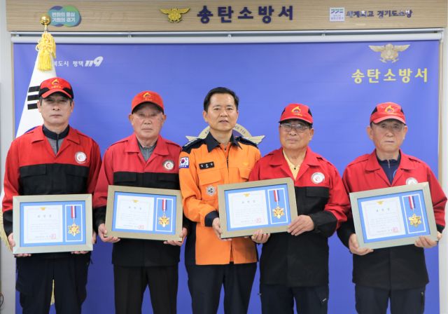 7일 송탄소방서에서 최근 발생한 산불화재 초기 진압에 나선 산불전문예방 진화대 소속 대원들과 단체사진을 촬영 하고 있다. 송탄소방서 제공