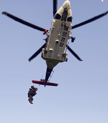 인천 옹진 해역에서 발생한 응급환자를 해경이 헬기를 급파해 구조작업을 벌이고 있다. 평택해양경찰서 제공