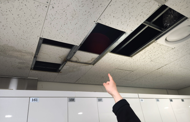 최근 인천 부평구 부평남부체육센터 지하에 있는 수영장 남자 탈의실에서 물이 새 천장이 누렇게 얼룩져 있다. 황남건기자