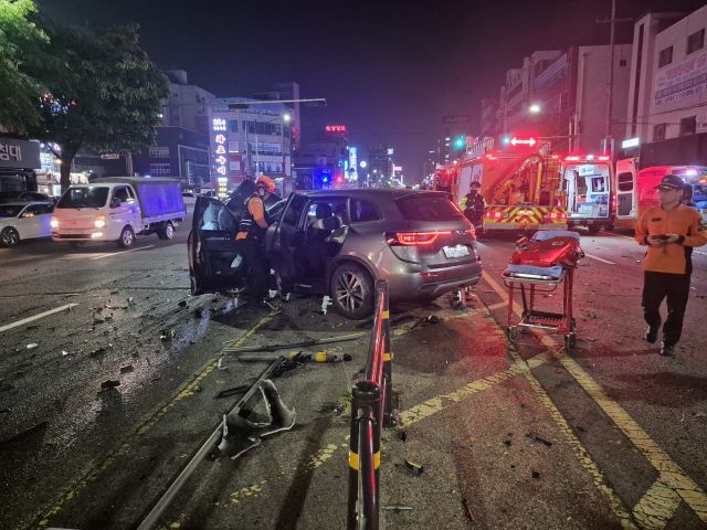 8일 오전 4시26분께 인천 남동구 구월동 승기사거리 인근 도로에서 승용차와 스포츠유틸리티차(SUV)가 충돌했다. 인천소방본부 제공