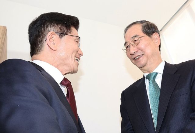 김문수 국민의힘 대선 후보(왼쪽)와 한덕수 무소속 대선 예비후보가 7일 서울 종로구의 한 식당에서 후보 단일화 관련 회동을 하기 전 악수하고 있다. 연합뉴스