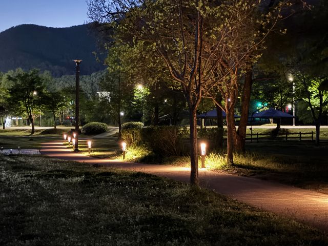 안전한 야간산책을 위한 설치된 물의정원 산책로 조명. 남양주시 제공