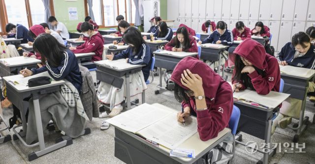 2025학년도 5월 고3 전국연합학력평가가 실시된 8일 수원특례시 장안구 영생고등학교에서 3학년들이 신중히 문제를 풀고 있다. 2026학년도 대학수학능력시험과 동일한 방식으로 진행된 이번 시험에는 39만 8천여 명의 학생이 응시했다. 윤원규기자