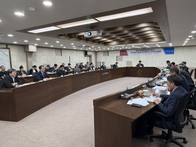 최근 인천시청 영상회의실에서 2025년 제2회 인천광역시 라이즈(RISE) 위원회가 ‘인천형 지역혁신중심 대학지원체계(RISE)’ 사업을 수행할 12개 대학을 최종 선정하고 있다. 인천시 제공