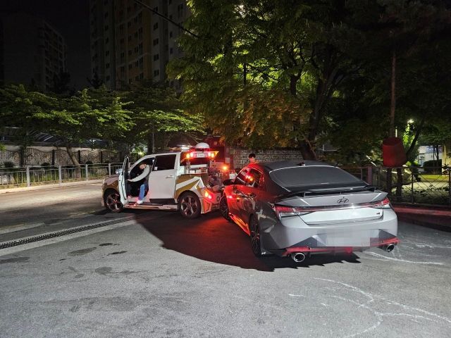 김포 양촌119안전센터 앞 방치 차량을 경인차가 이동조치하고 있다. 김포소방서 제공