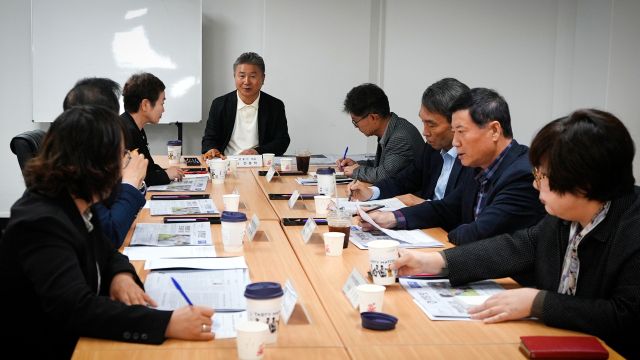 8일 오전 경기일보 회의실에서 열린 경기일보 독자권익위원회 5월 회의에서 위원들이 최근 보도된 경기일보 기사 관련 의견을 밝히고 있다. 민경찬 PD