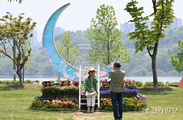 ‘2025 구리유채꽃축제’ 개막을 하루 앞둔 8일 오전 구리한강시민공원에서 시민들이 각종 꽃을 감상하고 있다. 다양한 꽃과 공연, 먹거리가 마련된 이번 축제는 11일까지 열린다. 김시범기자