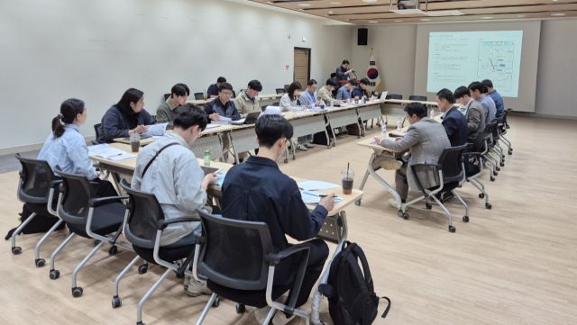 평택시와 유관 기관 관계자들이 오성면 행정복지센터 회의실에서 제6차 국도·국지도 건설 5개년계획 현장조사 전 회의를 하고 있다. 평택시 제공
