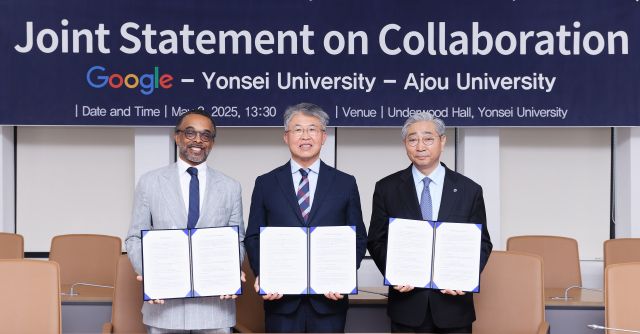 (왼쪽부터)크리스 터너 구글 부사장, 최기주 아주대학교 총장, 윤동섭 연세대학교 총장이 8일 서울 연세대학교에서 협력안 선언을 한 뒤 기념사진을 촬영하고 있다. 아주대학교 제공
