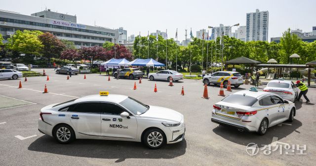 8일 오전 군포시청 다목적운동장에서 열린 '2025년 군포시 택시청결상태 일제검사'에서 관계자들이 택시의 위생 및 청결 상태를 점검하고 있다. 이날 일제 검사에서는 군포시 관내 개인택시 476대를 대상으로 진행됐다. 윤원규기자