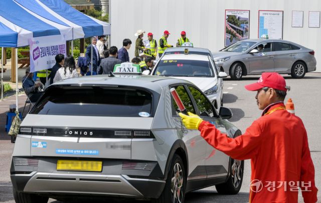 8일 오전 군포시청 다목적운동장에서 열린 '2025년 군포시 택시청결상태 일제검사'에서 관계자들이 택시의 위생 및 청결 상태를 점검하고 있다. 이날 일제 검사에서는 군포시 관내 개인택시 476대를 대상으로 진행됐다. 윤원규기자