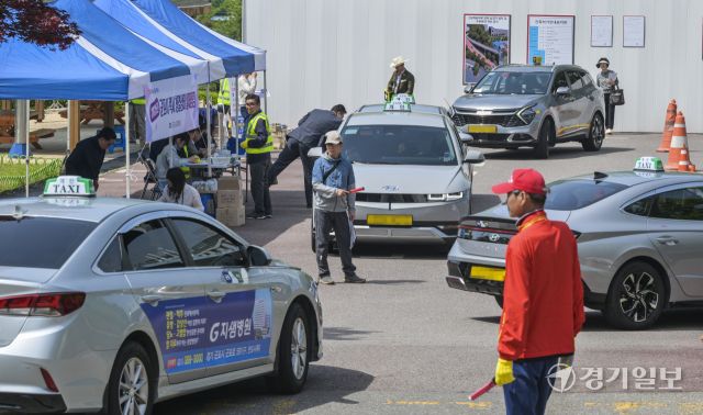 8일 오전 군포시청 다목적운동장에서 열린 '2025년 군포시 택시청결상태 일제검사'에서 관계자들이 택시의 위생 및 청결 상태를 점검하고 있다. 이날 일제 검사에서는 군포시 관내 개인택시 476대를 대상으로 진행됐다. 윤원규기자