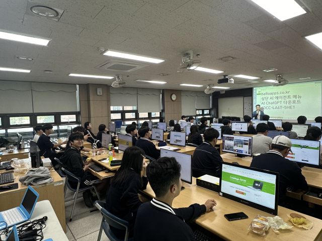 능동고등학교 학생들이 IT·소프트웨어 수업을 받고 있는 모습. 능동고등학교 제공
