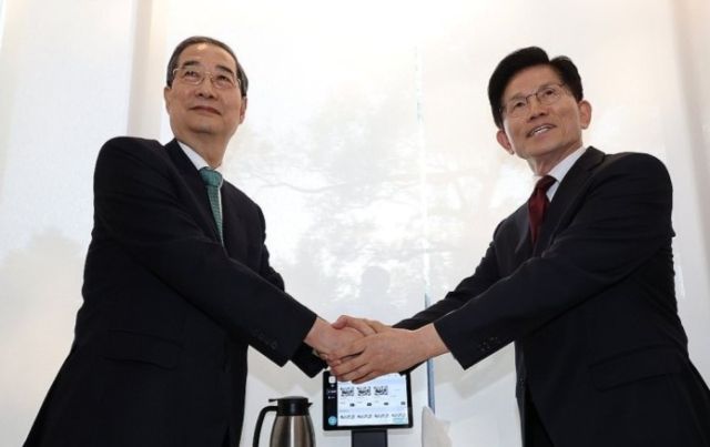 지난 7일 서울 종로구의 한 식당에서 후보 단일화 관련 회동을 하기 전 악수 중인 김문수 국민의힘 대선 후보(오른쪽)와 한덕수 무소속 대선 예비후보. 연합뉴스