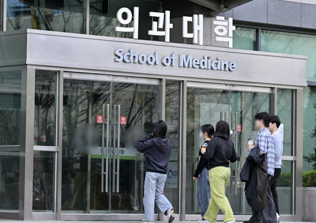 경기지역 내 한 의과대학 정문으로 의대생들이 들어서고 있다. 경기일보DB