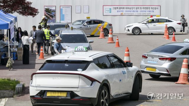 8일 오전 군포시청 다목적운동장에서 열린 '2025년 군포시 택시청결상태 일제검사'에서 관계자들이 택시의 위생 및 청결 상태를 점검하고 있다. 이날 일제 검사에서는 군포시 관내 개인택시 476대를 대상으로 진행됐다. 윤원규기자