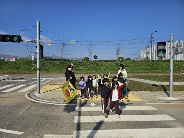 이천시가 관내 유치원 등 어린들을 대상으로 어린이교통공원에서 교통안전 교육 실시하고 있다. 이천시 제공