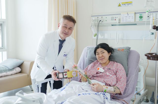 아인병원 입원 중인 환자가 어버이날을 맞아 오익환 이사장으로부터 카네이션을 받고 있다. 아인병원 제공
