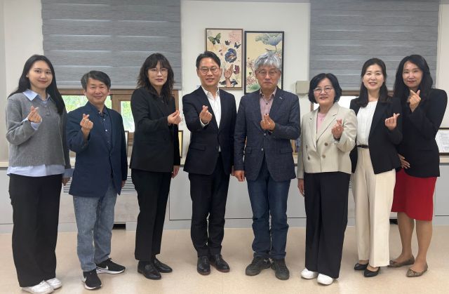 지난 7일 열린 성남교육지원청과 KT의 글로벌 사회공헌형 AI 교육 협력회의 후 관계자들이 기념촬영을 하고 있다. 성남교육지원청 제공