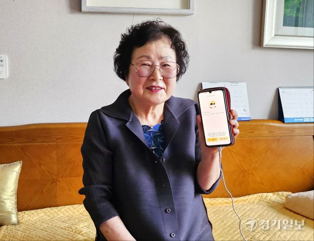 용인특례시 수지구 상현동의 한 아파트에서 만난 이호남 어르신이 용인 실버케어 AI 순이를 이용하면서 느낀 점을 설명하고 있다. 송상호기자