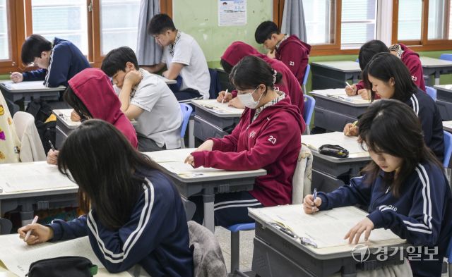 2025학년도 5월 고3 전국연합학력평가가 실시된 8일 수원특례시 장안구 영생고등학교에서 3학년들이 신중히 문제를 풀고 있다. 2026학년도 대학수학능력시험과 동일한 방식으로 진행된 이번 시험에는 39만 8천여 명의 학생이 응시했다. 윤원규기자
