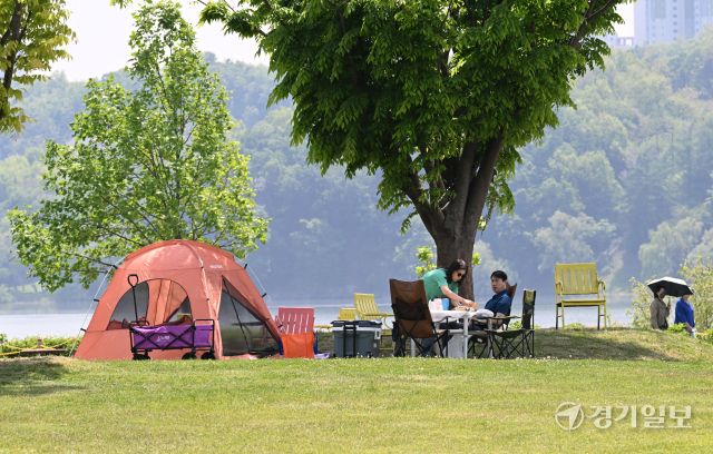 ‘2025 구리유채꽃축제’ 개막을 하루 앞둔 8일 오전 구리한강시민공원에서 시민들이 각종 꽃을 감상하고 있다. 다양한 꽃과 공연, 먹거리가 마련된 이번 축제는 11일까지 열린다. 김시범기자