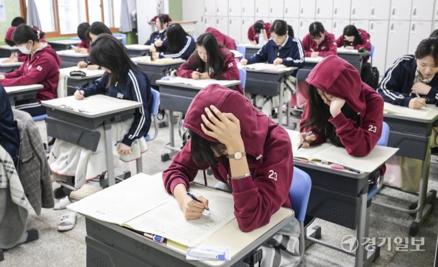 2025학년도 5월 고3 전국연합학력평가가 실시된 8일 수원특례시 장안구 영생고등학교에서 3학년들이 신중히 문제를 풀고 있다. 2026학년도 대학수학능력시험과 동일한 방식으로 진행된 이번 시험에는 39만 8천여 명의 학생이 응시했다. 윤원규기자