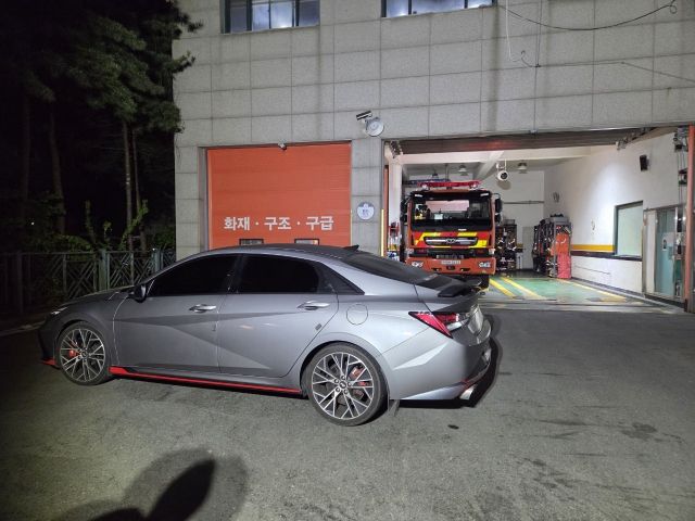 음주로 의심되는 차량이 김포 양촌119 안전센터 앞을 가로 막아 3시간40분 동안 긴급차량 출동이 지연됐다. 김포소방서 제공