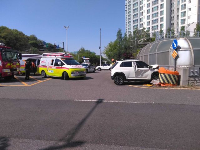 김포 장기동 경차 옹벽 충돌사고 현장. 김포소방서 제공