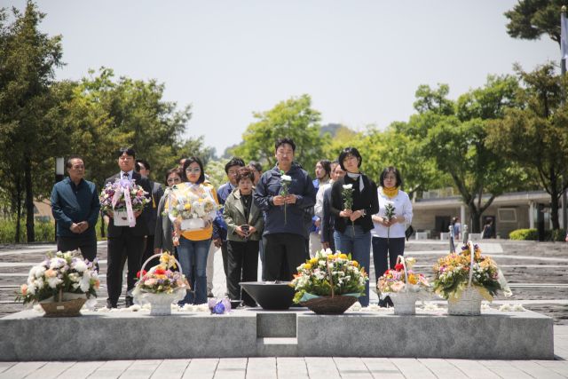 더불어민주당 곽상언 의원(왼쪽 두번째)이 8일 20일간 이어온 도보종단 여정을 경남 김해 봉하마을에서 마무리했다고 밝혔다. 곽 의원실 제공