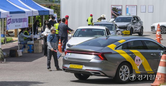 8일 오전 군포시청 다목적운동장에서 열린 '2025년 군포시 택시청결상태 일제검사'에서 관계자들이 택시의 위생 및 청결 상태를 점검하고 있다. 이날 일제 검사에서는 군포시 관내 개인택시 476대를 대상으로 진행됐다. 윤원규기자