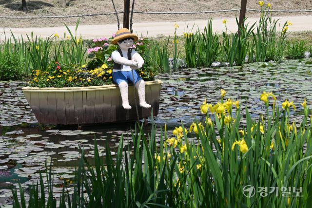 ‘2025 구리유채꽃축제’ 개막을 하루 앞둔 8일 오전 구리한강시민공원에서 시민들이 각종 꽃을 감상하고 있다. 다양한 꽃과 공연, 먹거리가 마련된 이번 축제는 11일까지 열린다. 김시범기자